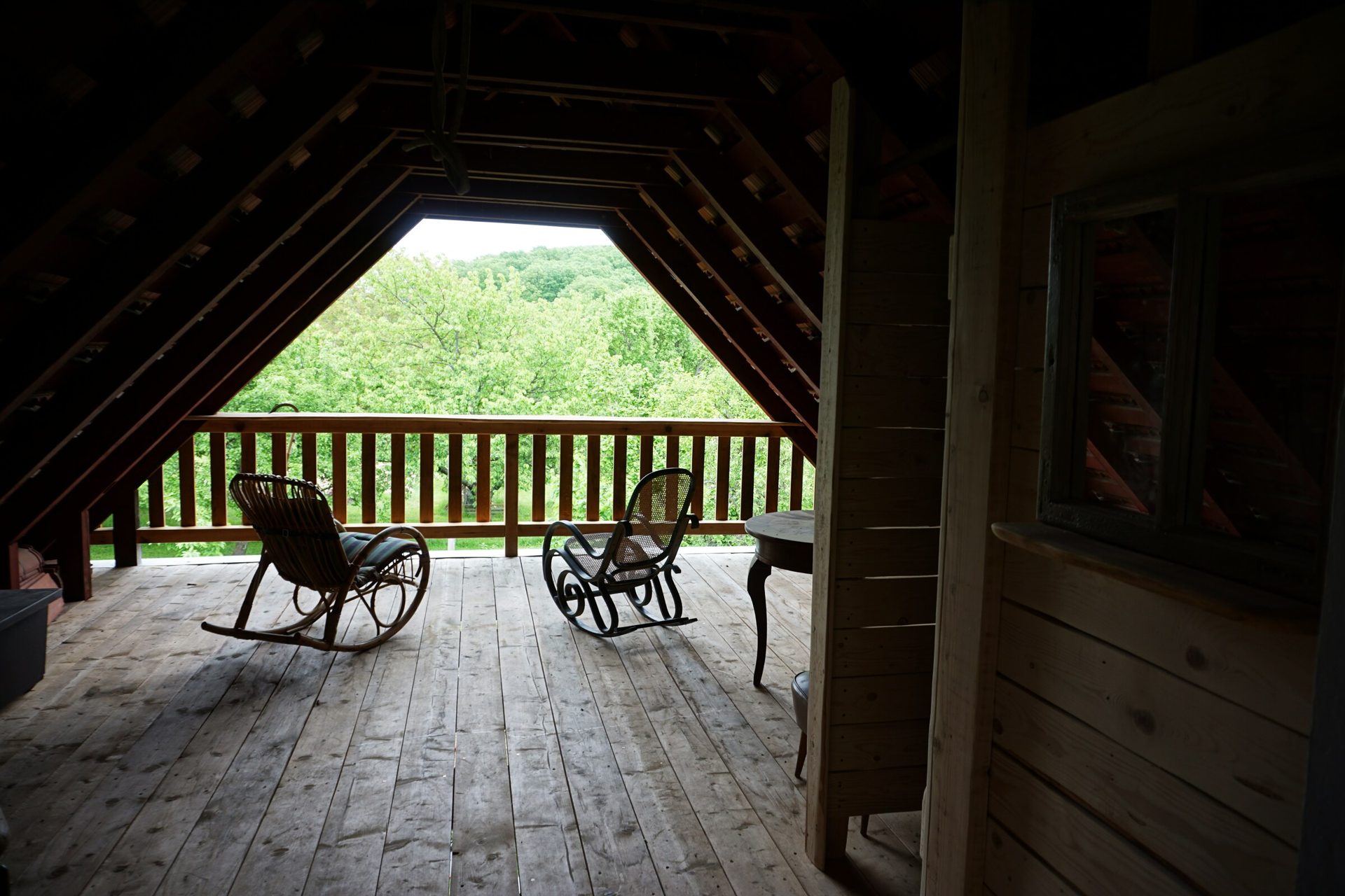 Holzbalkon von The Passenger Spot mit Blick ins Grüne
